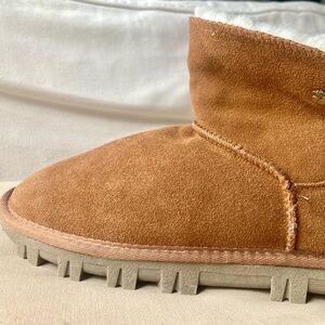 LEFT BOOT ONLY 
SZ. 7 - BROWN 
TOMMY BAHAMA
